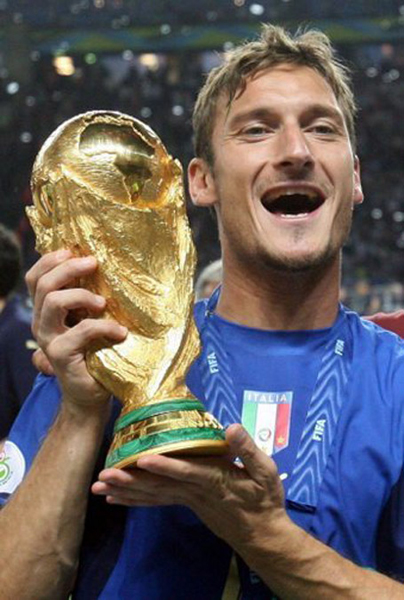 Mondiale 2006 (114).jpg - epa00768149 Italian Francesco Totti celebrates after the final of the 2006 FIFA World Cup between Italy and France at the Olympic Stadium in Berlin, Germany, Sunday 09 July 2006. Italy won after extra time (1-1) on penalty shoot-out 5-3.  EPA/ROLAND WEIHRAUCH +++ Mobile Services OUT +++ Please refer to FIFA's Terms and Conditions.